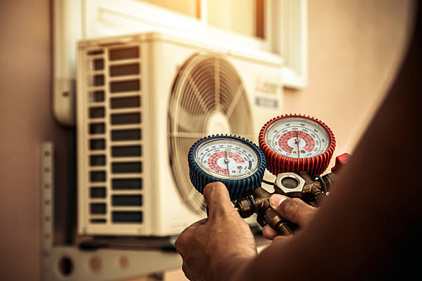 Professional Hvac technician working in Chatsworth, IL